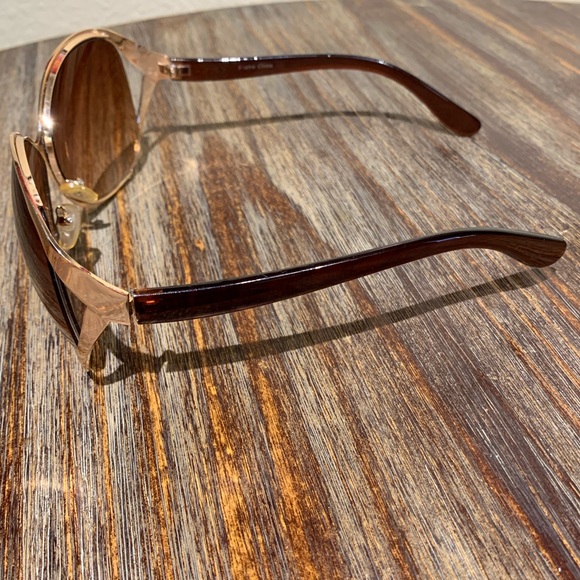 Gold large framed sunglasses 🕶 - Picture 2 of 4